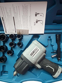 На сайте Трейдимпорт можно недорого купить Гайковерт пневматический ударный 1/2 с комплектом ударных головок, 1500 Нм KraftWell KRW1500IW-T. 